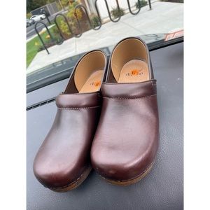NWOT Dansko WIDE clogs SIZE STICKERS ARE WRONG